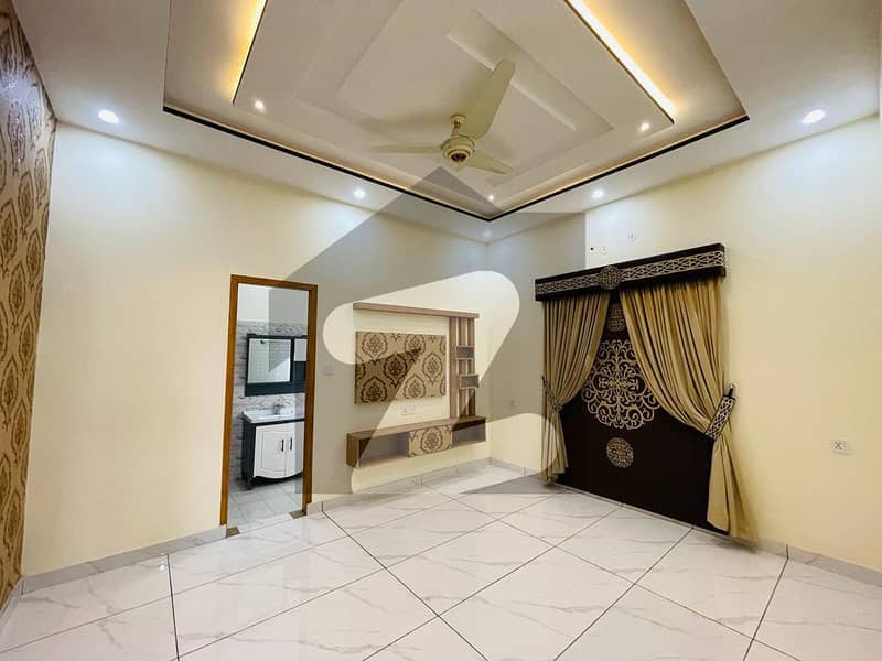 Prime Location House Of 10 Marla In Wapda Town For rent