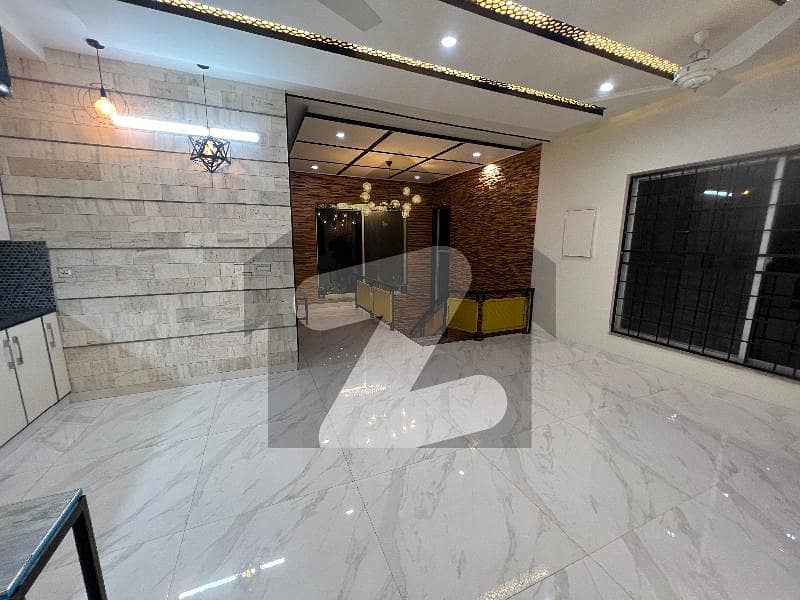 ایڈن ویلی فیصل آباد میں 5 کمروں کا 11 مرلہ مکان 5.1 کروڑ میں برائے فروخت۔