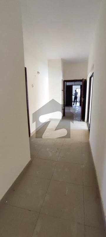 سِی ویو اپارٹمنٹس کراچی میں 3 کمروں کا 12 مرلہ فلیٹ 3.8 کروڑ میں برائے فروخت۔