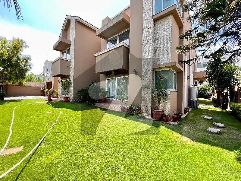 2 Kanal Prime Location House With Huge Lawn