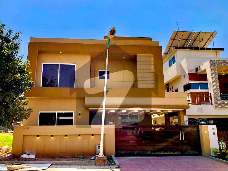 بحریہ ٹاؤن فیز 8 بحریہ ٹاؤن راولپنڈی,راولپنڈی میں 5 کمروں کا 16 مرلہ مکان 3.5 کروڑ میں برائے فروخت۔