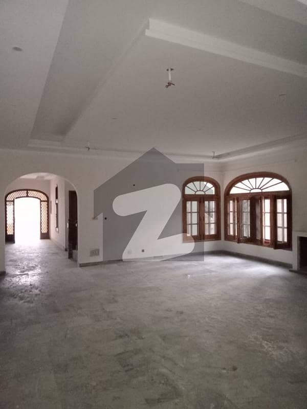 گارڈن ٹاؤن - ٹیپو بلاک گارڈن ٹاؤن لاہور میں 9 کمروں کا 2.5 کنال مکان 7 لاکھ میں کرایہ پر دستیاب ہے۔