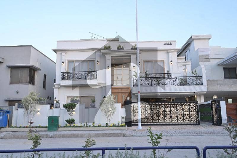بحریہ ٹاؤن فیز 8 بحریہ ٹاؤن راولپنڈی راولپنڈی میں 5 کمروں کا 1.1 کنال مکان 10.5 کروڑ میں برائے فروخت۔