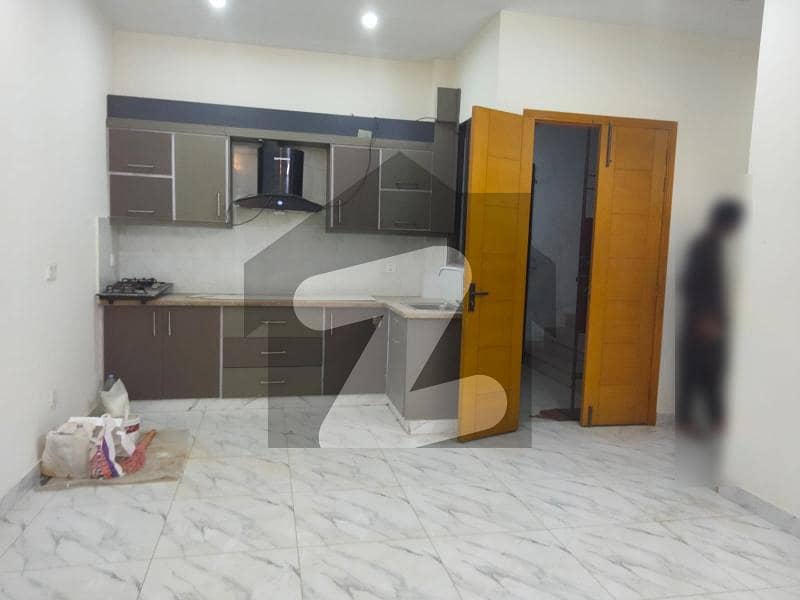 Prime Location 950 Square Feet Flat In Central PECHS Block 2 For rent