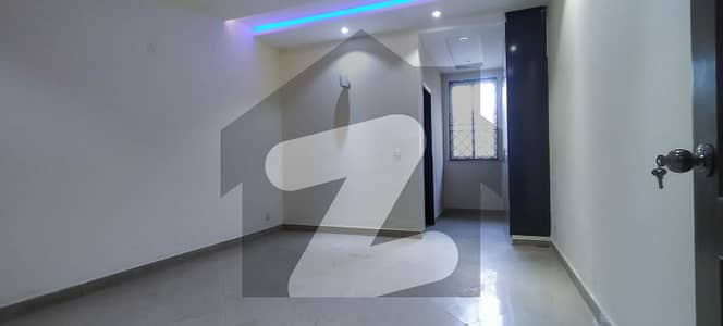 سرفراز رفیقی روڈ کینٹ لاہور میں 4 کمروں کا 16 مرلہ مکان 2.1 لاکھ میں کرایہ پر دستیاب ہے۔