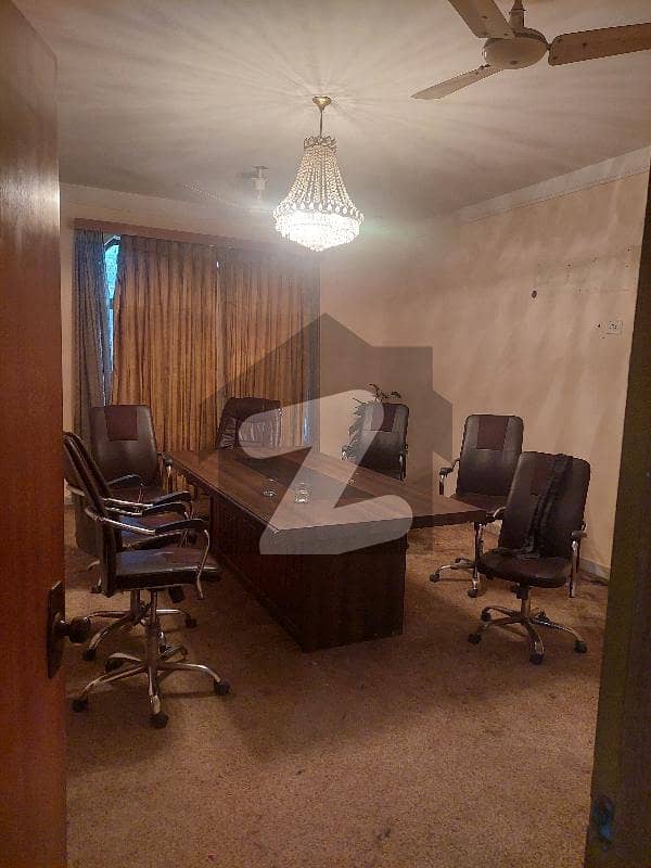 علامہ اقبال ٹاؤن لاہور میں 8 کمروں کا 2 کنال مکان 13 کروڑ میں برائے فروخت۔