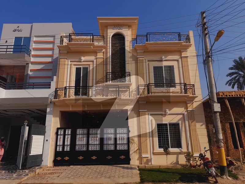 علامہ اقبال ایونیو جہانگی والا روڈ بہاولپور میں 4 کمروں کا 6 مرلہ مکان 1.75 کروڑ میں برائے فروخت۔