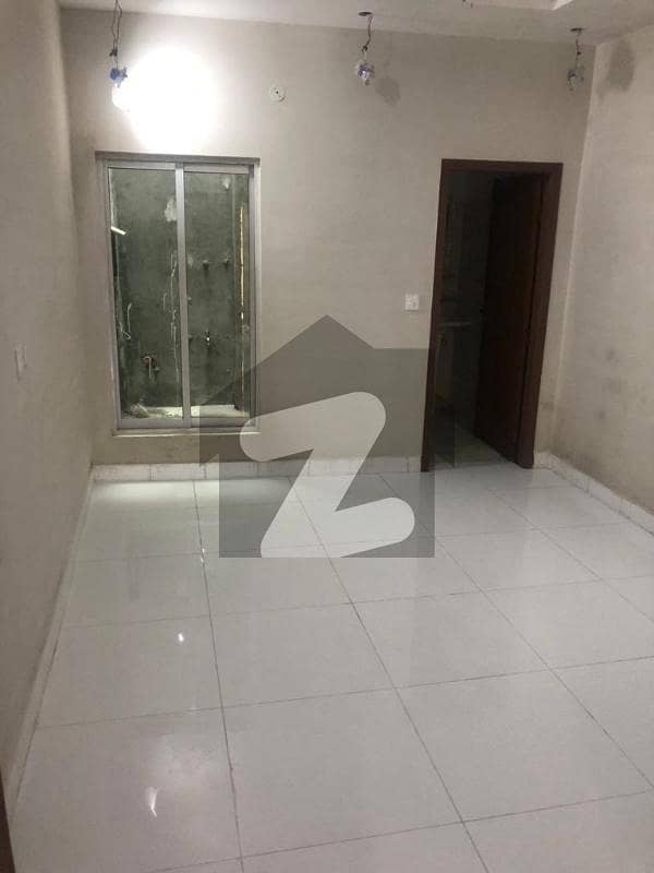 پی آئی اے مین بلیوارڈ لاہور میں 4 کمروں کا 3 مرلہ مکان 1.05 کروڑ میں برائے فروخت۔