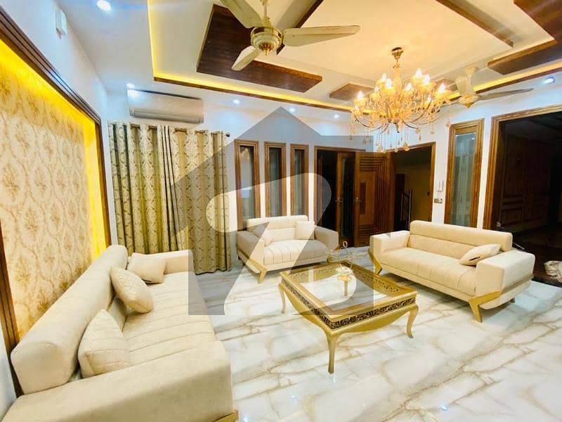 پی آئی اے ہاؤسنگ سکیم لاہور میں 5 کمروں کا 10 مرلہ مکان 3.75 کروڑ میں برائے فروخت۔