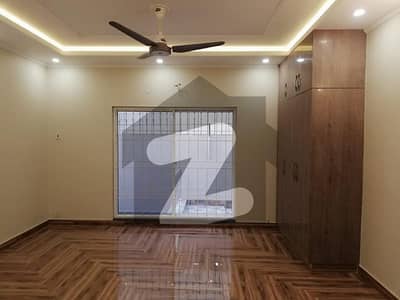 ڈی ایچ اے فیز 5 - بلاک جے فیز 5 ڈیفنس (ڈی ایچ اے) لاہور میں 3 کمروں کا 5 مرلہ مکان 2.45 کروڑ میں برائے فروخت۔