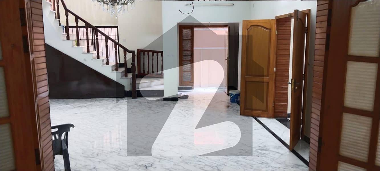 ایف ۔ 11 اسلام آباد میں 6 کمروں کا 1 کنال مکان 3.5 لاکھ میں کرایہ پر دستیاب ہے۔