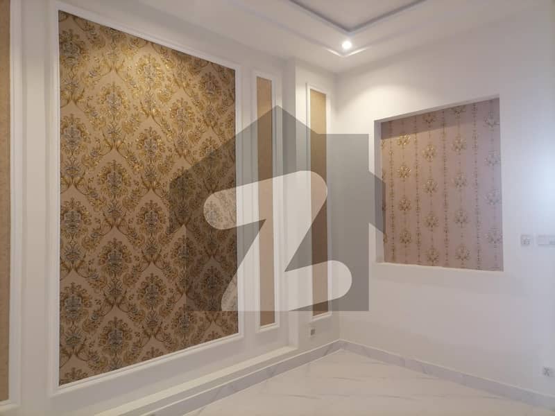 اقبال ایوینیو لاہور میں 5 کمروں کا 1 کنال مکان 1.5 لاکھ میں کرایہ پر دستیاب ہے۔