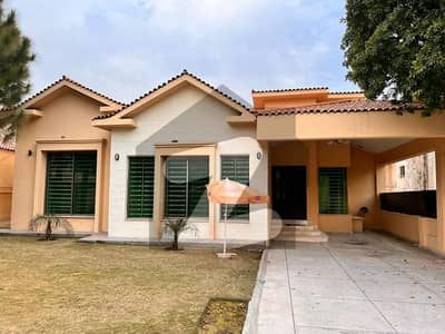سفاری مال بحریہ ٹاؤن راولپنڈی راولپنڈی میں 5 کمروں کا 1.2 کنال مکان 6.4 کروڑ میں برائے فروخت۔