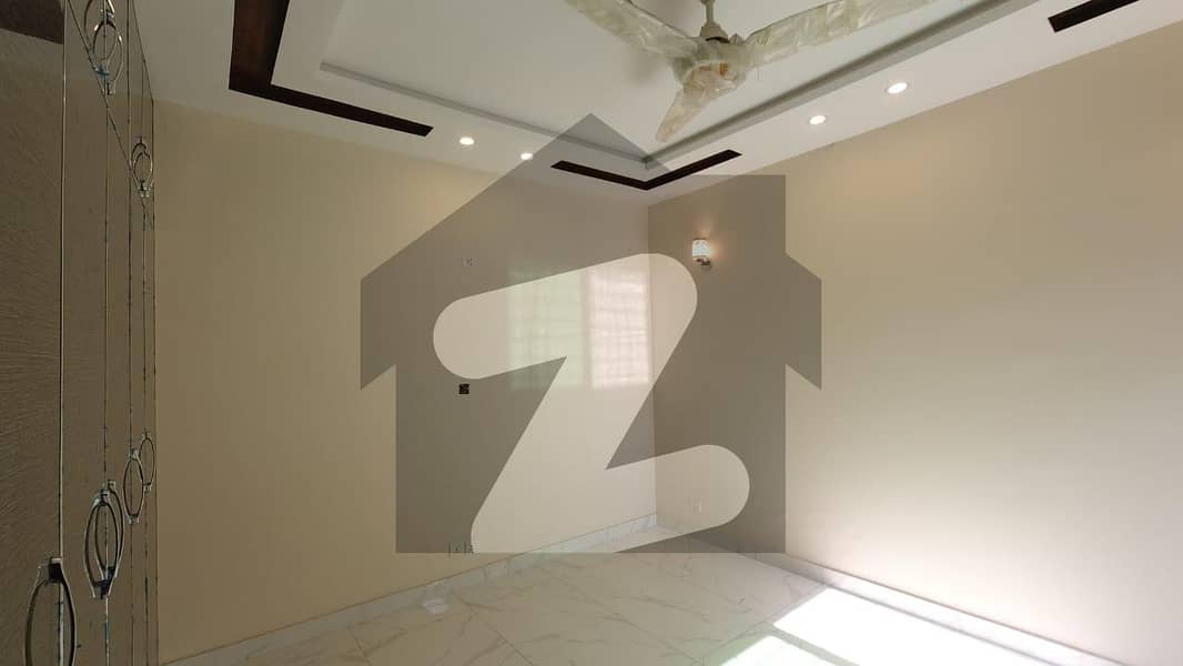 بینکرز ٹاؤن لاہور میں 4 کمروں کا 10 مرلہ مکان 3.3 کروڑ میں برائے فروخت۔