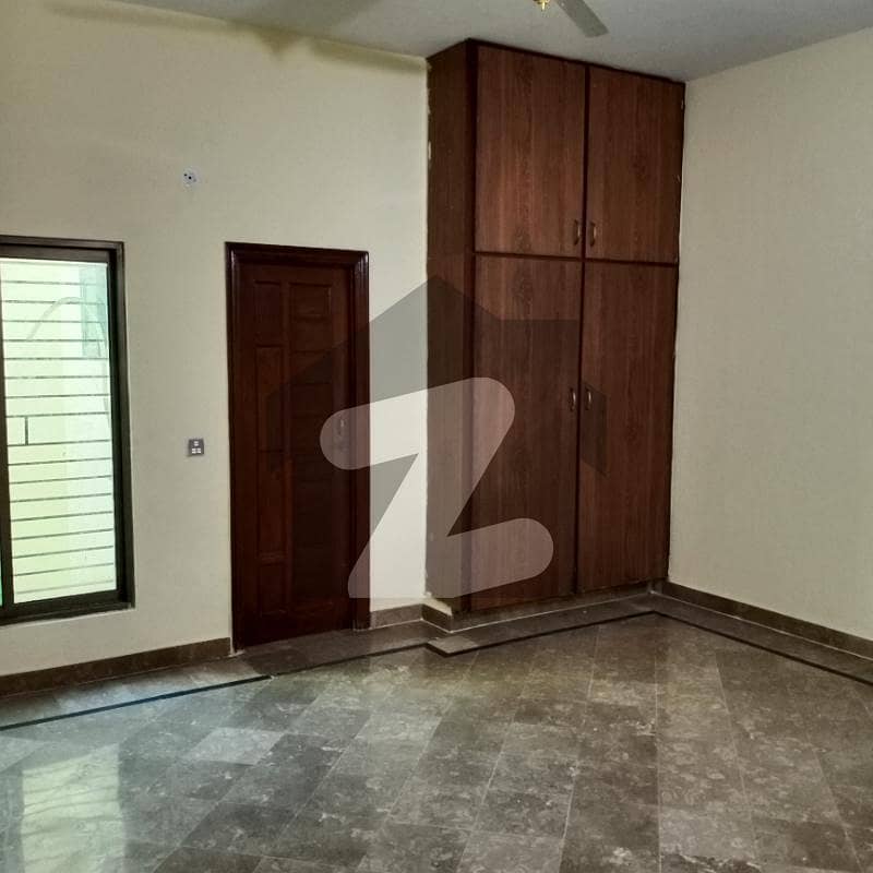 آفیسرز کالونی 2 فیصل آباد میں 6 کمروں کا 6 مرلہ مکان 1.6 کروڑ میں برائے فروخت۔