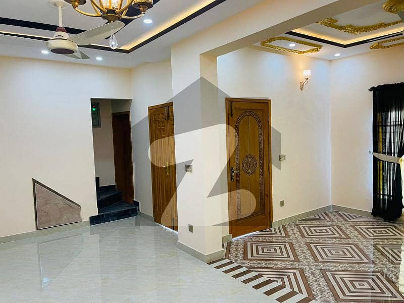 10 Marla full house for rent in Bahria Town Lahore. Near to Park, Mosque and KFC