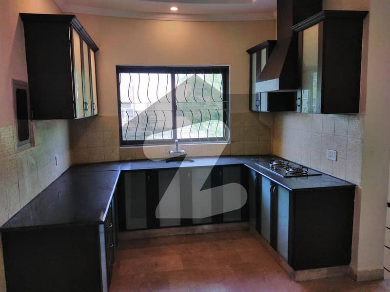 10 Marla Flat For rent Available In Paragon City