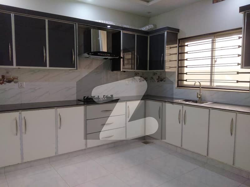 10 Marla Flat Available For rent In Paragon City - Grove Block