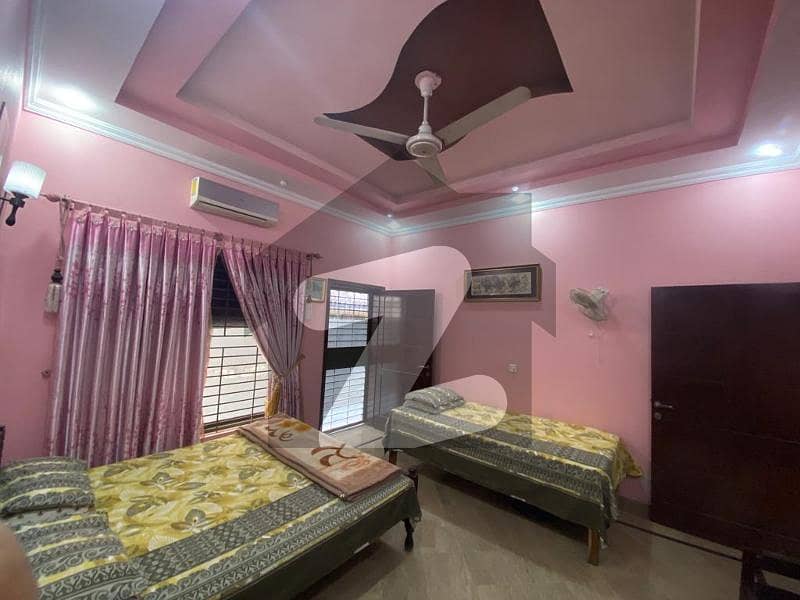 یو ای ٹی ہاؤسنگ سوسائٹی لاہور میں 3 کمروں کا 1 کنال مکان 3.5 کروڑ میں برائے فروخت۔