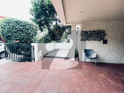 8 Marla very elegant and beautiful 3 bed room house for sale in Safari Villas, Bahria Town lahore