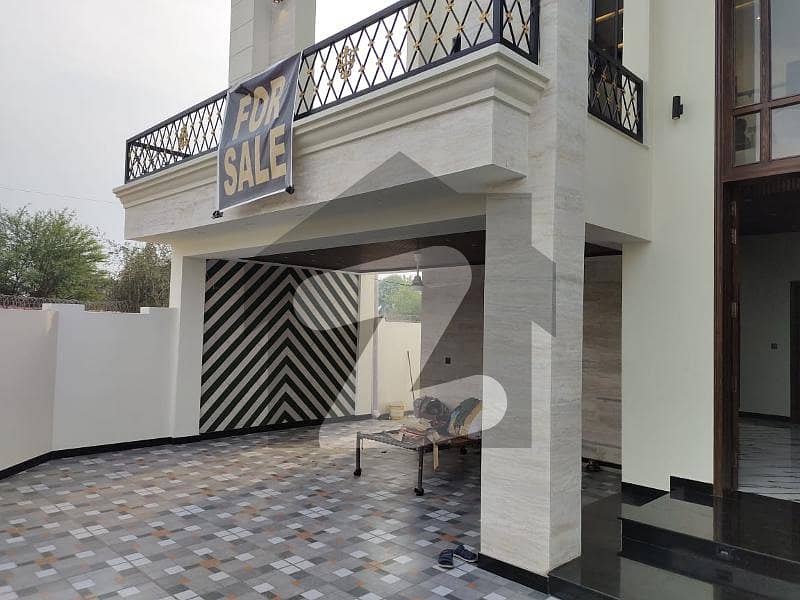 بحریہ ٹاؤن سیکٹرڈی بحریہ ٹاؤن لاہور میں 6 کمروں کا 1 کنال مکان 9.5 کروڑ میں برائے فروخت۔
