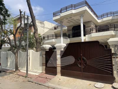 اعوان ٹاؤن لاہور میں 4 کمروں کا 18 مرلہ مکان 4 کروڑ میں برائے فروخت۔