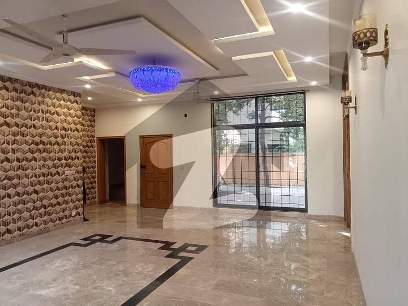 ڈی ایچ اے فیز 1 ڈیفنس (ڈی ایچ اے) لاہور میں 5 کمروں کا 2 کنال مکان 3.8 لاکھ میں کرایہ پر دستیاب ہے۔