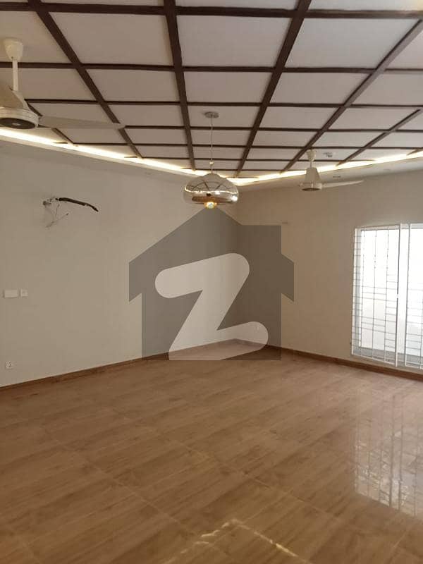 ڈی ایچ اے فیز 6 ڈیفنس (ڈی ایچ اے) لاہور میں 7 کمروں کا 1 کنال مکان 3.3 لاکھ میں کرایہ پر دستیاب ہے۔