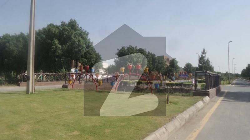 چنار باغ ۔ شاہین بلاک چنار باغ لاہور میں 1 کنال کمرشل پلاٹ 1.1 کروڑ میں برائے فروخت۔