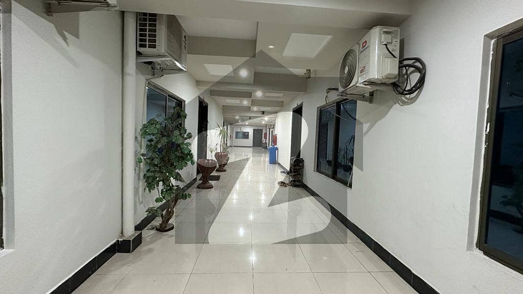 سلک ایگزیکٹو اپارٹمنٹ یونیورسٹی روڈ پشاور میں 5 کمروں کا 8 مرلہ فلیٹ 1.8 کروڑ میں برائے فروخت۔