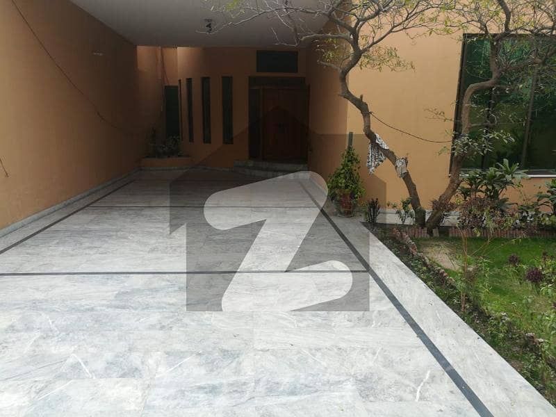 اَپر مال لاہور میں 10 کمروں کا 2 کنال مکان 13 کروڑ میں برائے فروخت۔