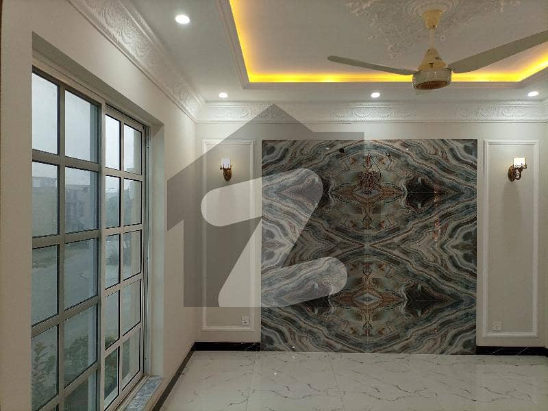 10 MARLA BEAUTIFUL UPPER PORTION FOR RENT IN DHA PHASE 8 EX AIR AVENUE LAHORE WITH GAS
