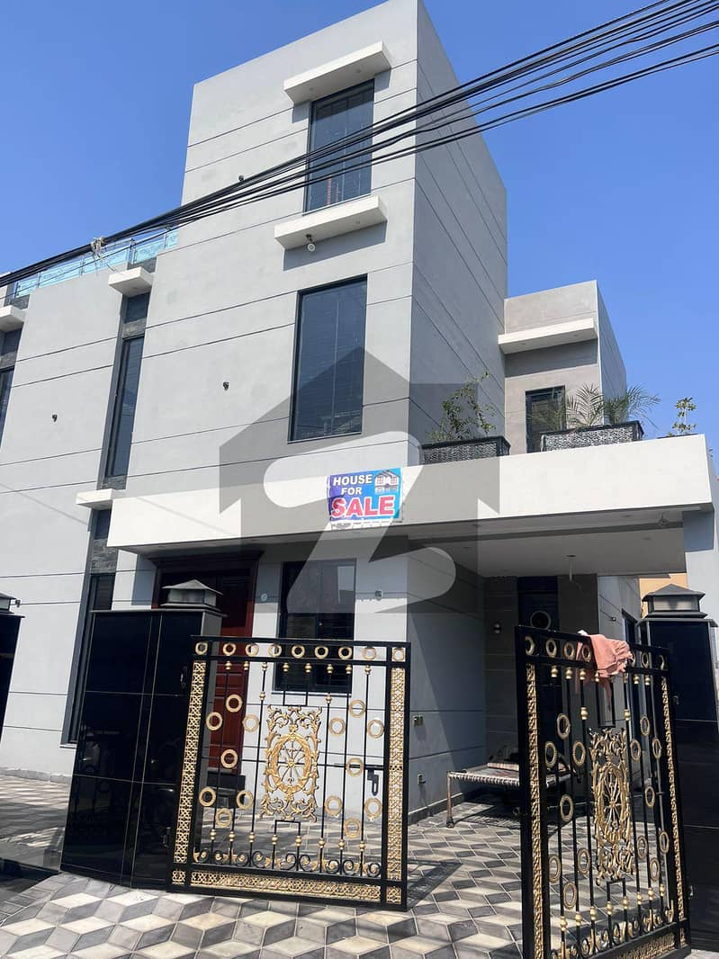 10 MARLA GOOD LOCATION HOUSE AVAILABLE FOR SALE IN TARIQ GARDENS - BLOCK C
