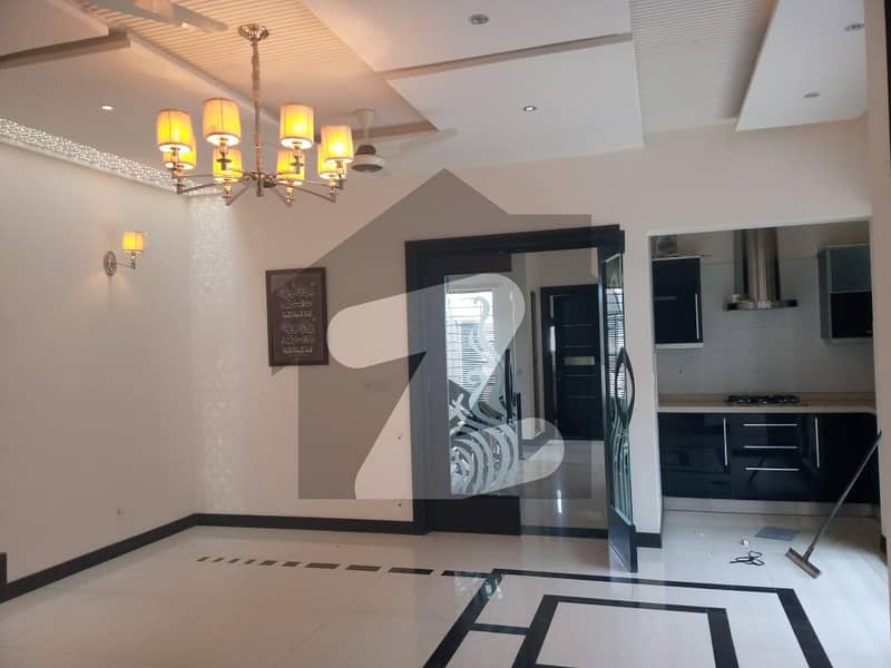 House Spread Over 1 Kanal In Gulberg 3 Available