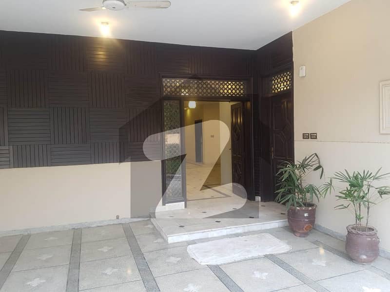 In Gulberg House Sized 10 Marla For Rent