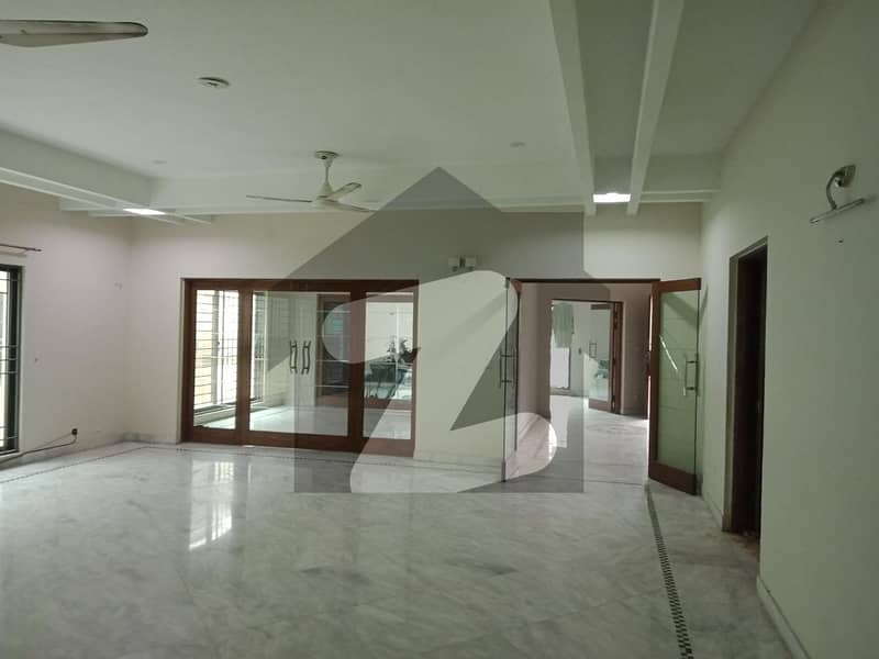 ماڈل ٹاؤن لاہور میں 5 کمروں کا 1 کنال مکان 3.5 لاکھ میں کرایہ پر دستیاب ہے۔