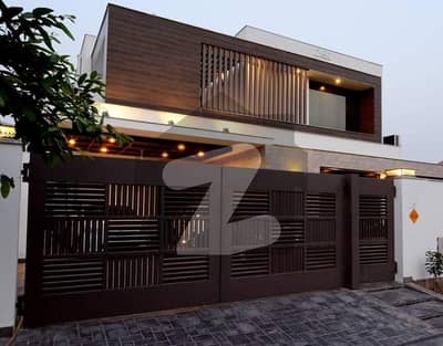 25 Marla Corner Spacious Full Basement Slightly Used House For Sale In Phase 5 Block J Near To Park And Jalal Sons