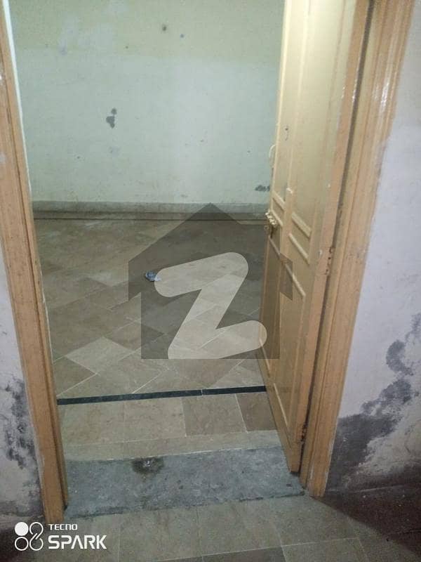 رسول پارک فیصل آباد میں 2 کمروں کا 3 مرلہ مکان 15 ہزار میں کرایہ پر دستیاب ہے۔
