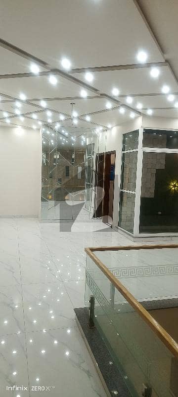 ماڈل سٹی ون کینال روڈ فیصل آباد میں 5 کمروں کا 8 مرلہ مکان 3.35 کروڑ میں برائے فروخت۔