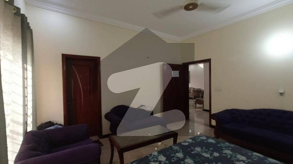 ڈیفینس رایا ڈی ایچ اے ڈیفینس لاہور میں 2 کمروں کا 2 کنال بالائی پورشن 1.6 لاکھ میں کرایہ پر دستیاب ہے۔