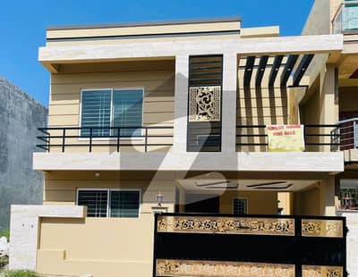 جناح گارڈنز ایف ای سی ایچ ایس اسلام آباد میں 5 کمروں کا 7 مرلہ مکان 3.1 کروڑ میں برائے فروخت۔