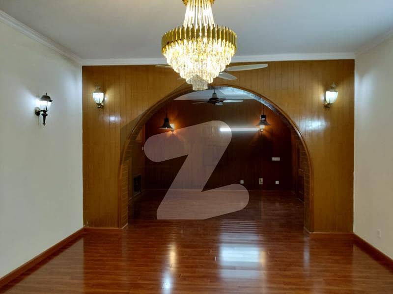 ڈی ایچ اے فیز 3 - بلاک زیڈ فیز 3 ڈیفنس (ڈی ایچ اے) لاہور میں 10 کمروں کا 2 کنال مکان 15 کروڑ میں برائے فروخت۔