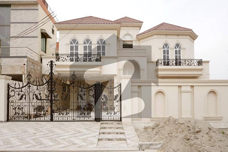 Stunning 1 Kanal Spanish House in Model Town, Multan - Perfect for Luxurious Living