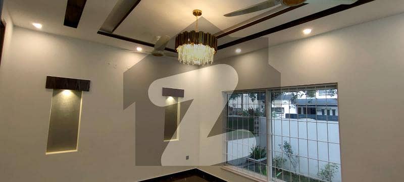 کینال گارڈن ۔ بلاک بی کینال گارڈن لاہور میں 5 کمروں کا 10 مرلہ مکان 3.25 کروڑ میں برائے فروخت۔