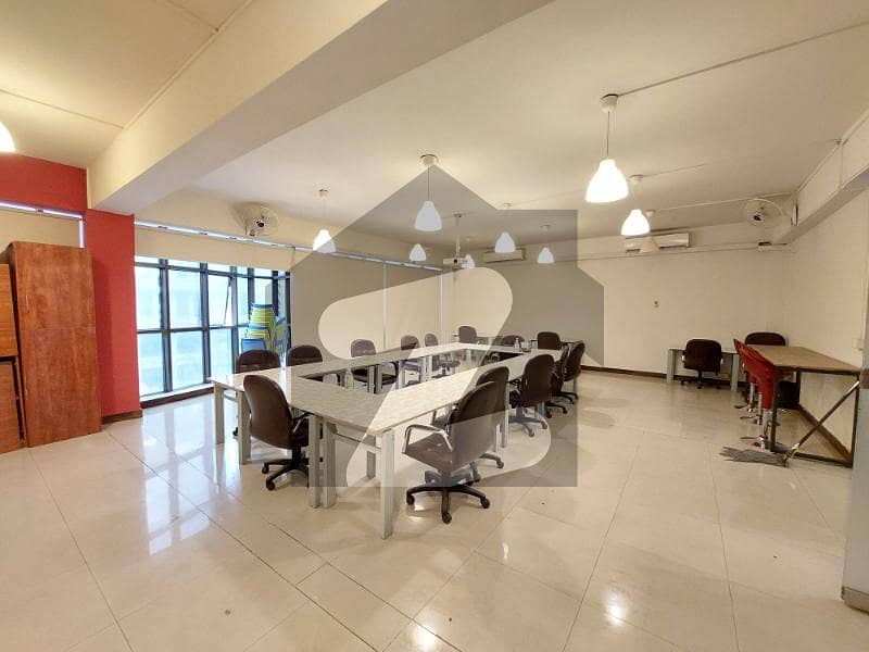 ایف ۔ 11 مرکز ایف ۔ 11 اسلام آباد میں 2 کمروں کا 6 مرلہ دفتر 5.5 کروڑ میں برائے فروخت۔