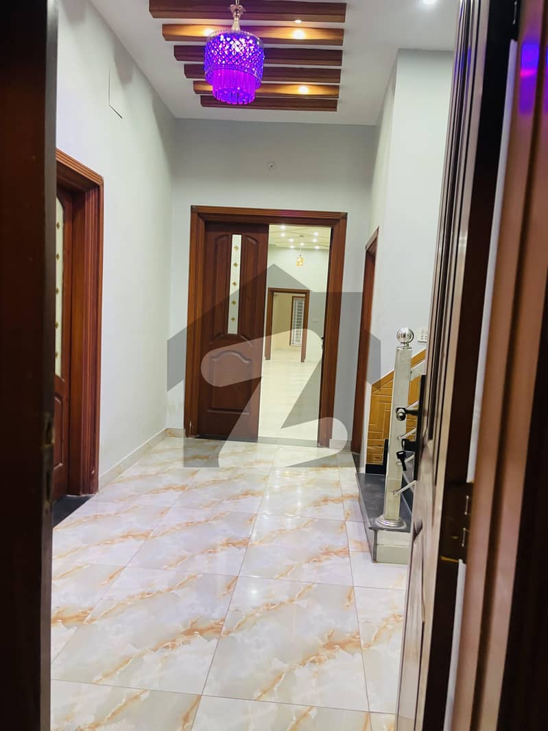 خیابانِ گارڈنز فیصل آباد میں 6 کمروں کا 13 مرلہ مکان 1.5 کروڑ میں برائے فروخت۔
