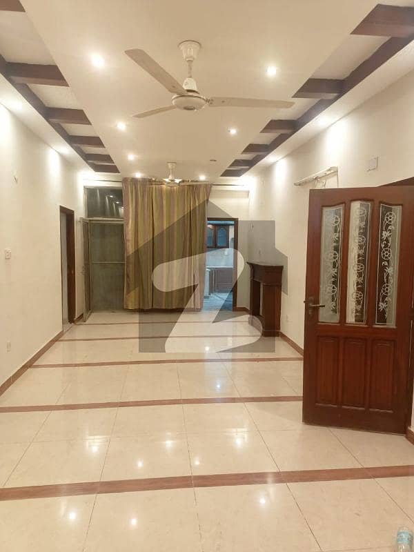 ماڈل ٹاؤن ۔ بلاک کیو ماڈل ٹاؤن لاہور میں 3 کمروں کا 1.5 کنال زیریں پورشن 75 ہزار میں کرایہ پر دستیاب ہے۔
