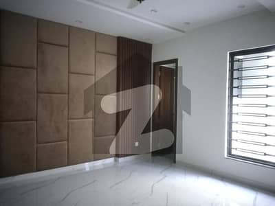 پیراگون سٹی - امپیریل 2 بلاک پیراگون سٹی لاہور میں 4 کمروں کا 10 مرلہ مکان 4 کروڑ میں برائے فروخت۔
