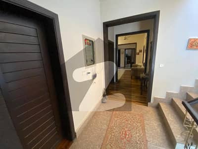 پیپلز کالونی نمبر 1 فیصل آباد میں 5 کمروں کا 10 مرلہ مکان 5.4 کروڑ میں برائے فروخت۔