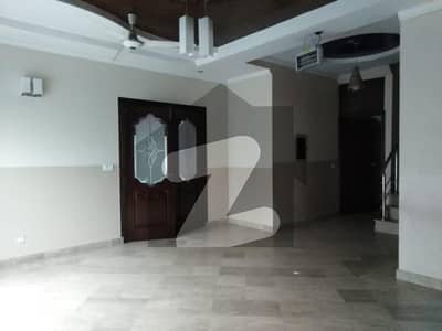 1 Kanal Lower Portion For Rent Is Available In Model Town - Block P